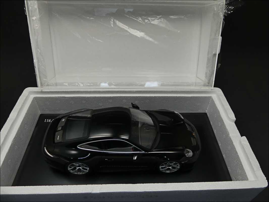 1:18 Porsche 911 992 S/T BlackEdition 911/ Spark inkl OVP Vitrine